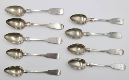 9 cuillères à café diverses, 12 points de soudure,