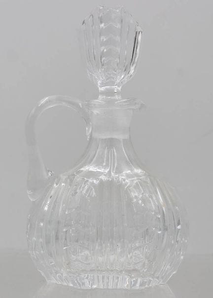 petite carafe en verre pressé avec anse, hauteur e
