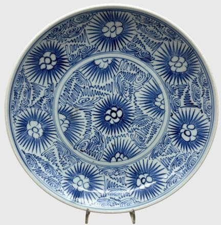Assiette ancienne en porcelaine chinoise bleue et 