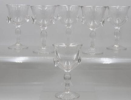 6 verres à vin, en verre incolore avec des picots,