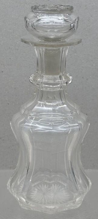 ancienne carafe à liqueur, fond taillé en étoile, 