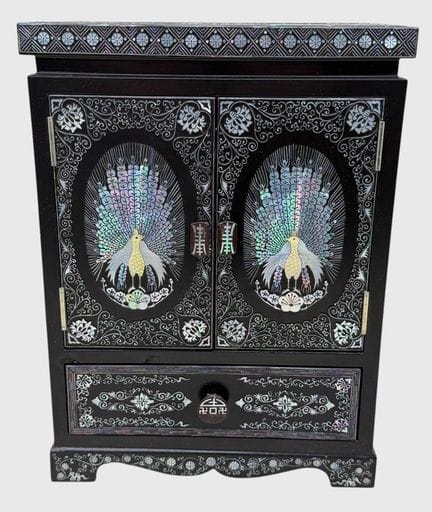 Petite coiffeuse chinoise, laquée avec incrustatio