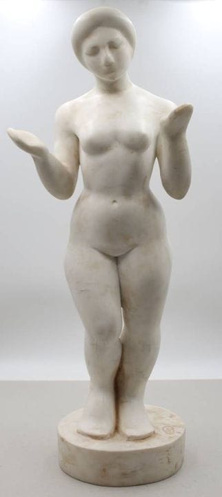 Grande statue en marbre représentant une femme nue