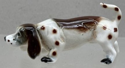 Porzellanhund, bemalt, H-5 cm, L-10 cm
