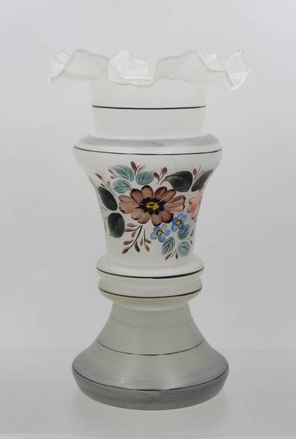Vase en verre opalin, peinture florale à l'émail, 