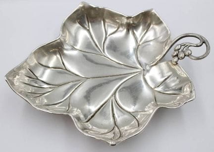 Plat en forme de feuille, argenté, marqué, H 4,5 c