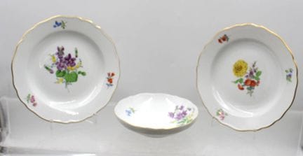 2x Kuchenteller u. eine Untertasse, Meissen, Schwe