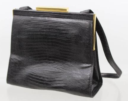 una borsa vintage nera dalla struttura rigida, in 