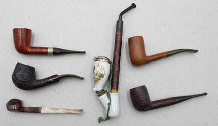 7 pipes diverses, dont certaines marquées, 1 pièce