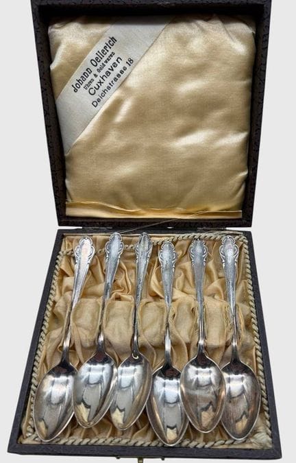 6 cuillères à café, argentées, dans un coffret, L 