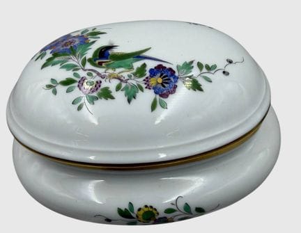椭圆形带盖罐“迈森”，印第安岩纹、花卉与鸟类图案，12号，一级品，高7.5厘米，约12×10厘米