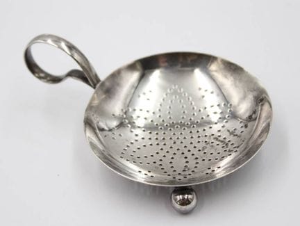 Passoire à thé, argentée, env. 7 cm de diamètre