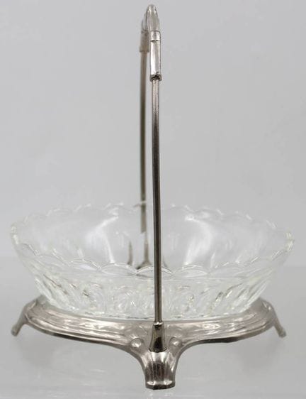 Coupe en verre dans un support argenté de style Ar