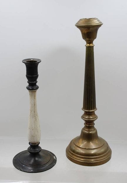 2 candelabros diversos: uno de latón, probablement