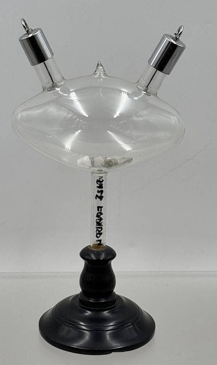 Tube de Crookes historique contenant des substance