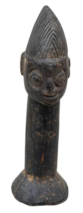 Tradizionale statuetta africana in legno della tri