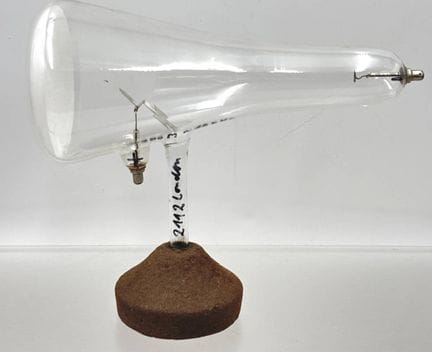Tube cathodique historique de type « croix de Malt
