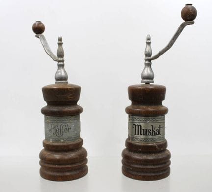 Paire de moulins à épices décoratifs, de style con