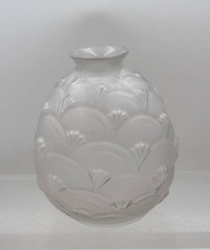 Vase sphérique en verre moulé, Art déco, design mo