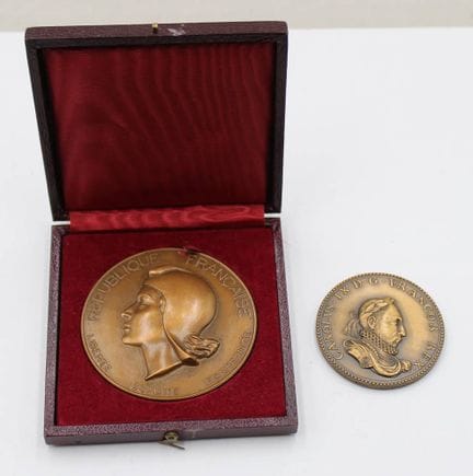 2 médailles françaises diverses, anciennes, D-7 et