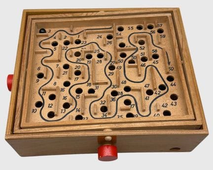 Jeu d'adresse ancien en bois avec une bille, en bo