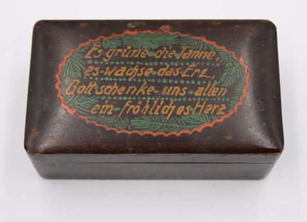 Cajita de madera, años 20/30, tapa con una frase, 