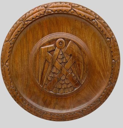 Plato de madera con el escudo del gremio de techad
