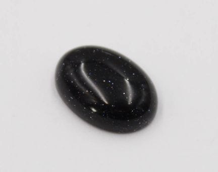ovaler Cabochon aus blauem Goldfluss, ca. 5 Karat