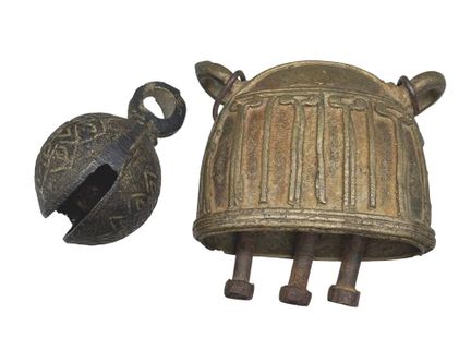 Campana antigua de bronce birmana con la figura de