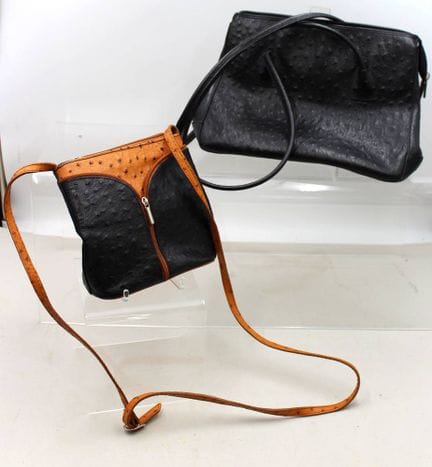 2 bolsos de mujer de diversos modelos, de piel con