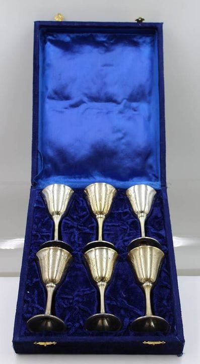 Juego vintage de seis copas de licor plateadas con