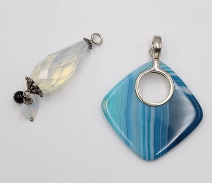 2x div. Kettenanhänger, Glas, je mit Silbermonture