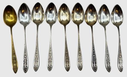 8 cucharillas decorativas, plateadas, y una dorada