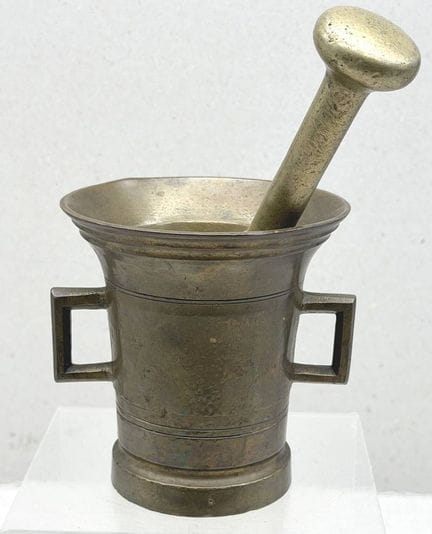 Mortero de bronce con maja, siglo XIX, 12 cm de al