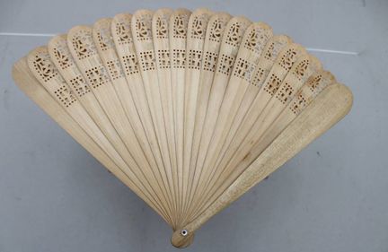 Abanico plegable tallado a mano en madera clara; l