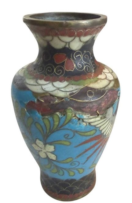 Pequeño jarrón antiguo de cloisonné con representa
