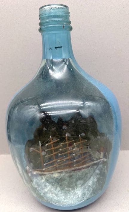 Gran barco de botellas en posición vertical delant