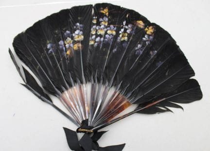 Elegante abanico negro de plumas con adornos flora