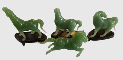 4 caballos de jade diferentes, 3 de ellos sobre pe
