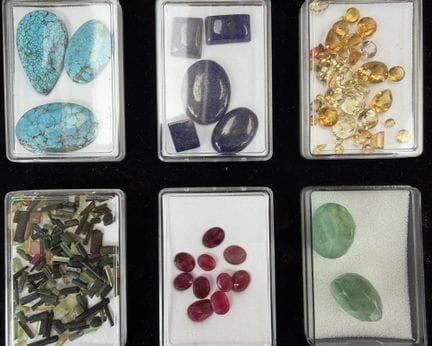 6 Kästen mit ca. 760  Karat Farbsteine, Türkis ,La