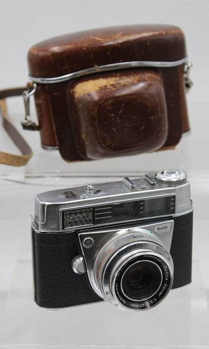 Cámara analógica Kodak Retina con visor, en su fun