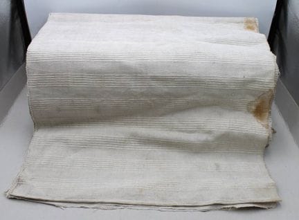 lino antiguo, aprox. 2 m x 0,63 m, con signos de d