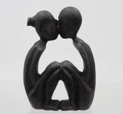 Escultura de una pareja besándose, resina sintétic