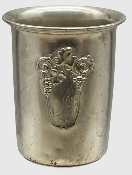 Taza de alpaca, con la inscripción «Carl-Ernst», p