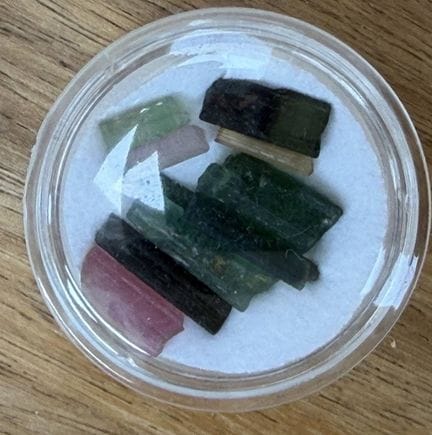kl. runde Dose mit Turmalin-Kristalle. ca. 10.5 kt
