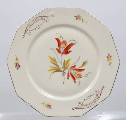 eckiger Teller , floral bemalt , Altersrpuren .
D-