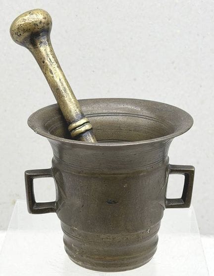 Mortero de bronce con pistilo, siglo XVIII. Altura