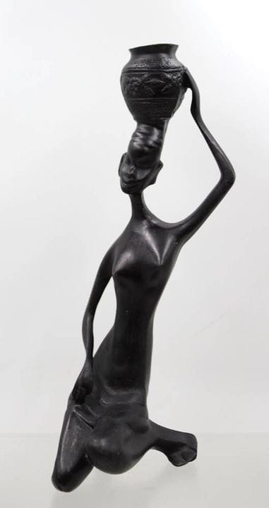 Escultura estilizada de estilo africano, resina si