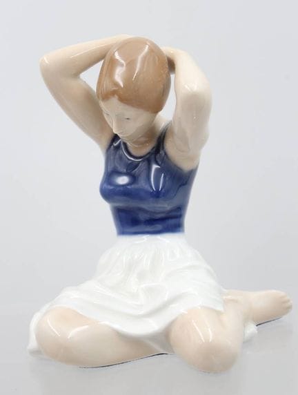 Sitzendes Mädchen, Royal Copenhagen, Entw. John Ga