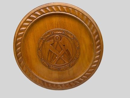 Plato de madera con el escudo del gremio de techad